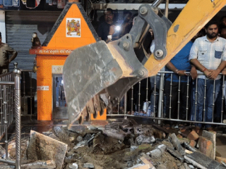 Rajkot Demolition : राजकोट (गुजरात) येथे पालिकेने रातोरात १२ मंदिरे पाडली !