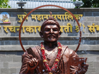 छत्रपती संभाजी महाराज यांच्या पूर्णाकृती शिल्पाचे मुख्यमंत्री देवेंद्र फडणवीस यांच्या हस्ते अनावरण !