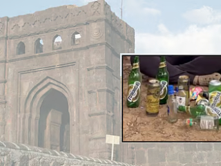 Insulting Raigad Fort : रायगडावर मद्याच्या ५० हून अधिक रिकाम्या बाटल्यांचा खच !