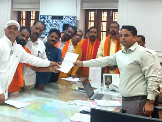 ‘महाराष्ट्र देवस्थान इनाम निर्मूलन प्रारूप अधिनियम २०२६’ कायदा रहित  करा ! – महाराष्ट्र मंदिर महासंघाचे कोल्हापूर जिल्हाधिकार्‍यांना निवेदन