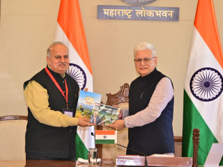 ‘पितांबरी’ उद्योगसमूहाचे व्यवस्थापकीय संचालक डॉ. रवींद्र प्रभुदेसाई यांच्या कृषी विषयीच्या पुस्तकांचे राज्यपालांच्या हस्ते प्रकाशन !
