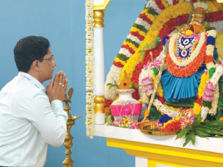 जाणूनी यज्ञाची कीर्ती । लोकप्रतिनिधींची विशेष उपस्थिती ।।