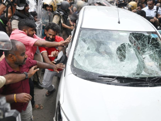 ED Vehicle Attacked : केरळम्चे माजी मुख्यमंत्री विजयन् यांच्या घरावर धाड घालणार्‍या ‘ईडी’च्या अधिकार्‍यांवर समर्थकांकडून आक्रमण