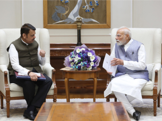 मुख्यमंत्री देवेंद्र फडणवीस यांनी घेतली पंतप्रधान नरेंद्र मोदी यांची भेट !