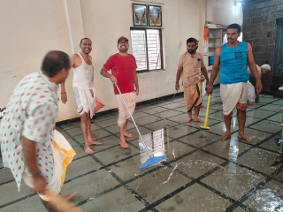 ‘कोल्हापूर जिल्हा ब्राह्मण पुरोहित संघा’च्या वतीने गयागदाधर मंदिराची स्वच्छता !
