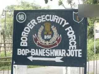 Bengal Border Fencing : बंगालमध्ये सीमेवर कुंपण घालण्यासाठी सीमा सुरक्षा दल पोचल्यावर गावकर्‍यांनी वाटली मिठाई !