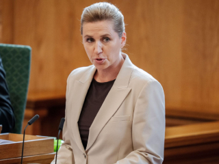 मुलांच्या हातात सामाजिक माध्यमे देण्यापेक्षा सिगारेट देणे अधिक बरे ! – Denmark PM