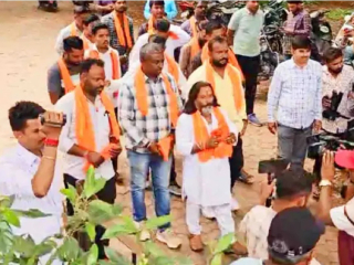 शाळा-महाविद्यालयात भगवे वस्त्र वाटण्यास पोलिसांकडून श्रीराम सेनेच्या कार्यकर्त्यांना मनाई