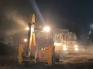 Varanasi Masjid Demolished : काशीमध्ये न्यायालयाच्या आदेशाने रेल्वेच्या भूमीवर असणारी मशीद प्रशासनाने पाडली !