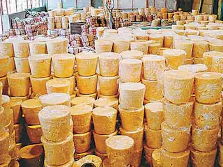 दौंडमध्ये गुळात साखरेची भेसळ केलेला १७ लाखांचा साठा जप्त !