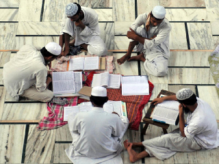 ‘दारुल उलूम देवबंद’ आतंकवाद्यांचे केंद्र असल्याने ते भुईसपाट करा ! – हिंदु रक्षा दलाची मागणी