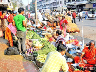 कर्जत बाजारपेठेत फेरीवाल्यांचे अतिक्रमण; सर्वसामान्यांना त्रास