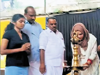 केरळम्‌मधील ‘इंडियन युनियन मुस्लिम लीग’च्या पहिल्या महिला आमदाराने रेस्टॉरंटचे उद्घाटन दीप प्रज्वलनाने केल्याने कट्टरतावाद्यांची टीका