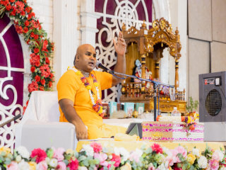 भ्रमणभाषच्या जगात वावरतांना श्रीकृष्णाचे स्मरण ठेवा – ज्येष्ठ ब्रह्मचारी श्रीमान रेवतीनंदन दास