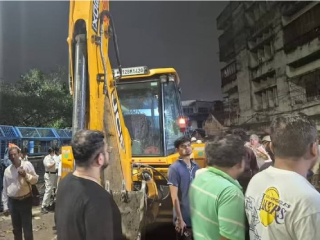 Jadavpur Bulldozer Action : बंगाल – जाधवपूर रेल्वे स्थानक परिसरातील अनधिकृत बांधकामे हटवतांना विरोध !