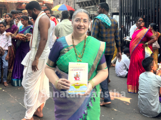 तुळजापूर (जिल्हा धाराशिव) येथील श्री भवानीदेवीच्या चरणी ‘श्री राजमातंगी महायज्ञा’ची निमंत्रणपत्रिका अर्पण !