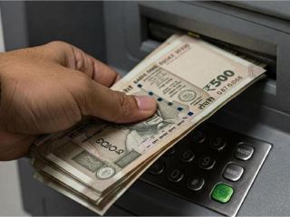 ATM Cash Crisis : ए.टी.एम्.मधील रोख रकमेच्या पुरवठ्याच्या समस्येची केंद्र सरकारकडून गंभीर नोंद  : बँकांकडून अहवाल मागवला