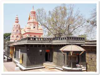 ‘श्री मोरया गोसावी मंदिर’ परिसरातील विक्रेत्यांवर कायमस्वरूपी कारवाई करावी !