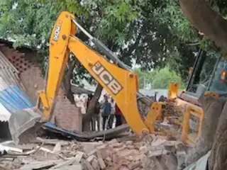UP Bulldozer Action : श्री चामुंडा मंदिराच्या भूमीवरील धार्मिकस्थळाचे अतिक्रमण हटवले !