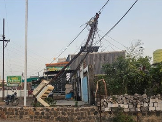 मांगेली परिसरात पहिल्याच पावसात उच्च दाबाच्या वीजवाहिनीचे खांब वाकले