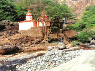 श्रीक्षेत्र मार्लेश्वर येथे पुलाच्या कामासाठी केले जात असलेल्या अवैध सुरुंग स्फोटांमुळे मंदिराला धोका !