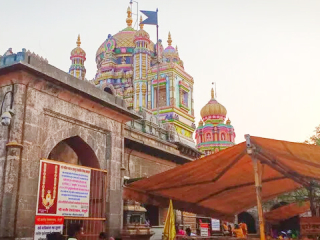 श्रीक्षेत्र जेजुरी येथील ‘श्री खंडोबा डोंगरा’वर मद्यपींचा धिंगाणा !
