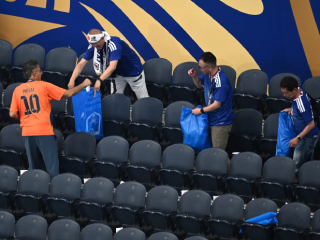 Japanese Fans Clean Stadium : सामना संपल्यानंतर जपानी प्रेक्षकांनी ‘स्टेडियम’मध्ये पडलेला कचरा स्वतः उचलून परिसर केला स्वच्छ !