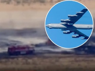 US B-52 Bomber : अमेरिकेत विमान कोसळून ८ जण ठार