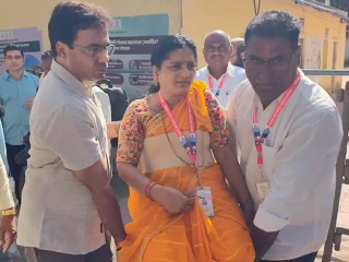 व्हीलचेअरअभावी आजारी महिला नगरसेविकेला उचलून नेण्याची नामुष्की !