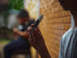 E-Cigarette Mumbai Schools : मुंबईतील प्रसिद्ध शाळेतील विद्यार्थी ई-सिगारेट ओढत असल्याचे आढळले : शाळेकडून पालकांना सतर्क रहाण्याची सूचना !