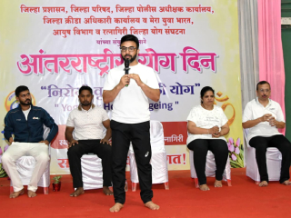 उत्तम आरोग्यासाठी दैनंदिन जीवनात योगाचा समावेश करावा ! – जिल्हाधिकारी मनुज जिंदल