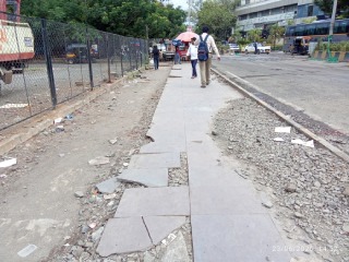 तुर्भे रेल्वेस्थानकाच्या जवळील पदपथांची दुरवस्था !