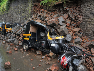 ठाणे येथे संरक्षण भिंत कोसळून ७ रिक्शांसह दुचाकीची हानी