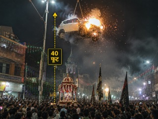 Ujjain Muharram : मध्यप्रदेशातील बडनगर येथे क्रेनद्वारे चारचाकी हवेत लटकवून ती स्फोटाने जाणूनबुजून उडवून दिली !
