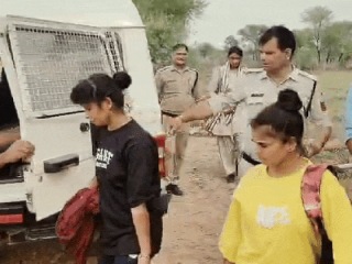 Rewa Beef Smuggling Arrests : रीवा (मध्यप्रदेश) येथे गो-तस्करी करणार्‍या २ मुसलमान बहिणींना गावकर्‍यांनी पकडले
