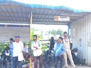 आळंदी (जिल्हा पुणे) बसस्थानकातील फलाटांच्या नावाच्या पाट्या गायब