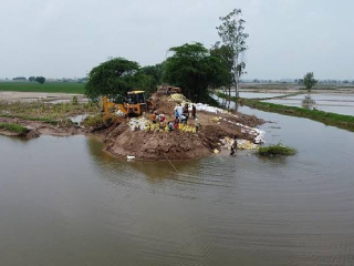 गिरी येथे मुसळधार पावसात बंधारे वाहून गेल्याने शेतकरी हवालदिल