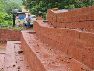 निकृष्ट कामाची चौकशी करून ठेकेदारावर कारवाई करण्याचे नगराध्यक्षांचे निर्देश