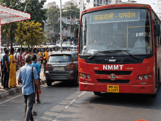 कळंबोलीत बसथांब्याचे छत उभारून दिशादर्शक फलक लावावा ! – नागरिकांची मागणी