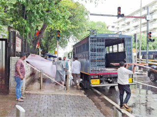 मंत्रालयाच्या बाहेरच राजकीय नेत्यांच्या अनधिकृत होर्डिंगजची उभारणी !
