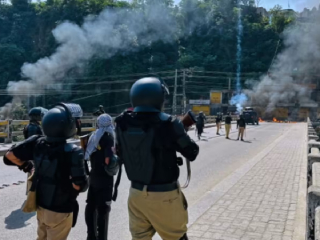 PoK Protest : पाकव्याप्त काश्मीरमध्ये चालू असलेल्या आंदोलनावर पाक सैन्याचा गोळीबार : १ जण ठार
