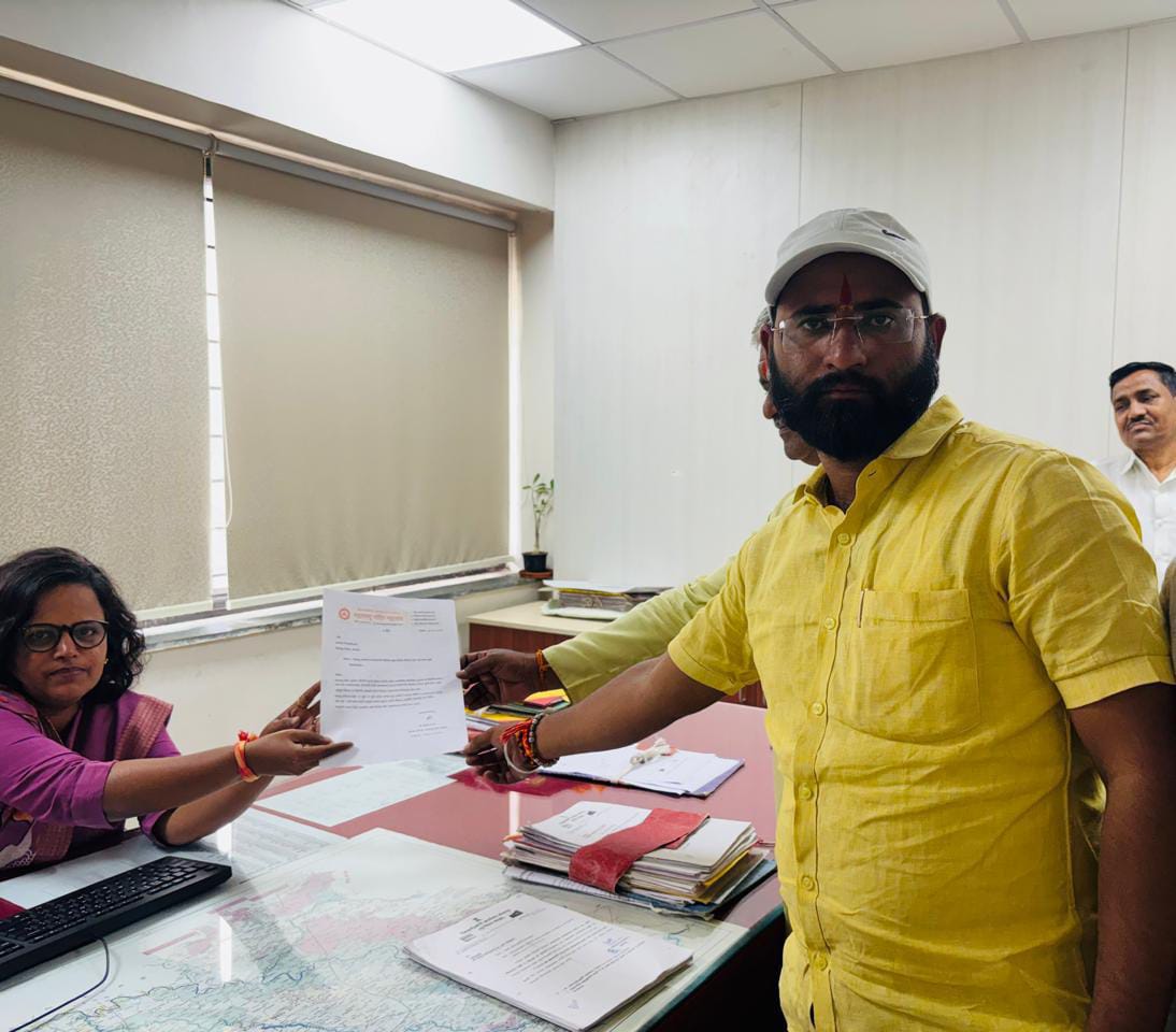 तहसीलदार श्रीमती सरस्वती पाटील यांना निवेदन देतांना हिंदुत्वनिष्ठ