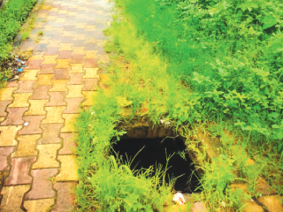 मडगाव रेल्वेस्थानकाजवळ जीवघेणा खड्डा !