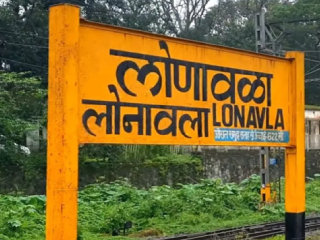 कर्जत-लोणावळा रेल्वेमार्गावर दरड कोसळल्यामुळे रेल्वेसेवा विस्कळीत !