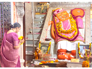 हिंदु राष्ट्राच्या स्थापनेसाठी श्रीचित्‌शक्ति (सौ.) अंजली मुकुल गाडगीळ यांनी जयपूर (राजस्थान) येथील प्रसिद्ध ‘खोले हनुमाना’ला केली प्रार्थना !
