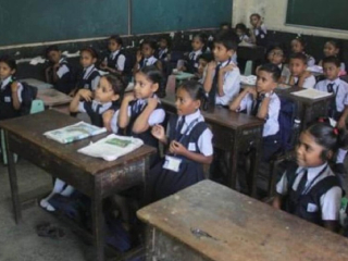 देशातील शाळांमध्ये ५ सहस्रांची घट, तर सरकारी शाळांच्या तुलनेत खासगी शाळांमध्ये विद्यार्थ्यांची वाढ