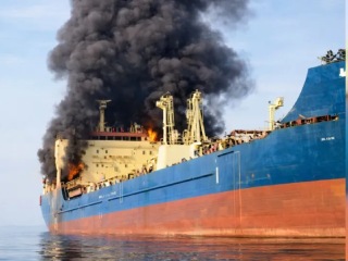 Attack On Ship : ओमानच्या किनारपट्टीजवळ भारतीय व्यापारी नौकेवर आक्रमण : ११ पैकी १ कर्मचारी बेपत्ता