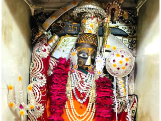 जोधपूर (राजस्थान) येथील श्री सच्चियायमातेला श्रीचित्‌शक्ति  (सौ.)  मुकुल गाडगीळ यांनी हिंदु राष्ट्राच्या स्थापनेसाठी केली प्रार्थना !