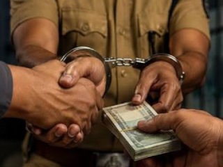 चाकण (पुणे) येथील साहाय्यक पोलीस निरीक्षकाने मागितली १० लाख रुपयांची लाच