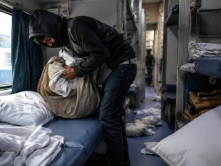Railway Bedsheets Theft : रेल्वेच्या वातानुकूलित डब्यांमधून चादर, ब्लँकेट आणि टॉवेल चोरीला जाण्याच्या घटनांमध्ये वाढ !